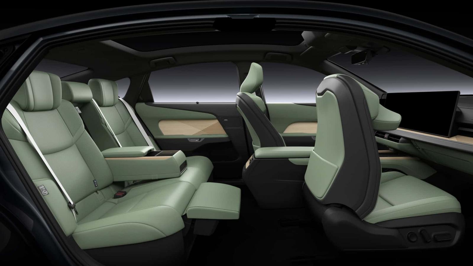 Το νέο Lexus ES έκανε το ντεμπούτο του ως υβριδικό και ηλεκτρικό 